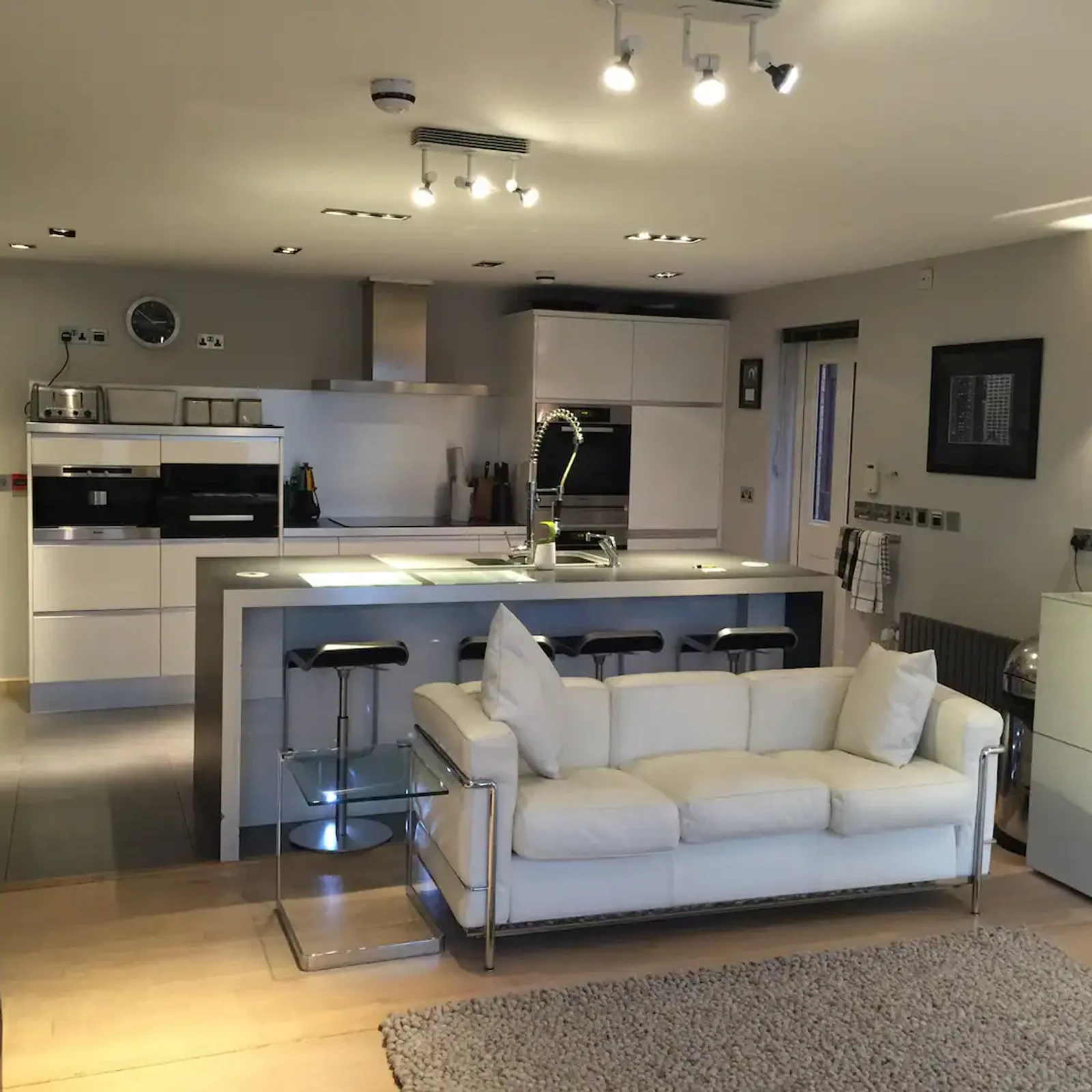 Kitchen dining area